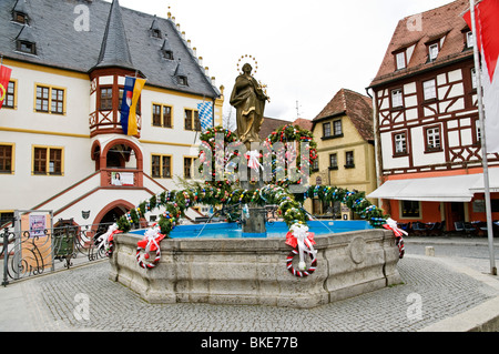 La place du marché, fontaine décorée pour Pâques, Volkach, près de Würzburg, Basse Franconie, Bavière, Allemagne. Banque D'Images