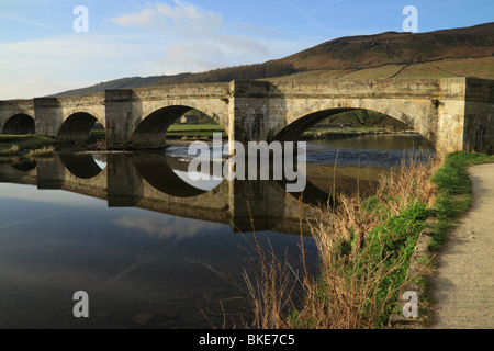 Le pont voûté en pierre sur la rivière Wharfe à Tonbridge dans la région de Wharfedale, Yorkshire Dales National Park, Royaume-Uni Banque D'Images