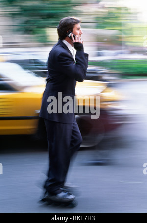 Homme d'affaires Skating on City Street, NYC, Etats-Unis 1990s Banque D'Images