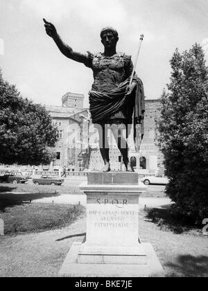 Augustus (Imperator César A.), 23.9.63 BC - 19.8.14 Ad, empereur romain, 13.1.27 BC - 19.8.14 AD, pleine longueur, statue de Primaporta, copie, Via dei Fori Imperiali, Rome, 3.6.1968, , Banque D'Images