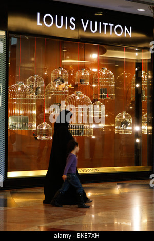 Boutique Louis Vuitton à Dubai Mall of Emirates shopping mall Photo ...