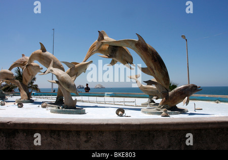 Belle fontaine du Dauphin en face de l'eau à Mazatlan, Sinaloa, Mexique Banque D'Images