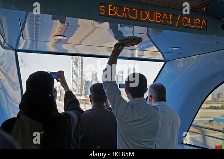Les femmes d'arabie en nouvelle ligne de métro , Centre de Dubaï, Banque D'Images