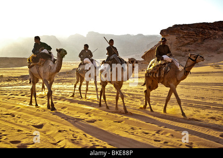 Dromadaires montés dans le désert , Wadi Rum , Jordanie Banque D'Images