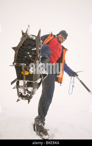 Un grimpeur d'hiver sur Aonach Mhor en Ecosse Banque D'Images