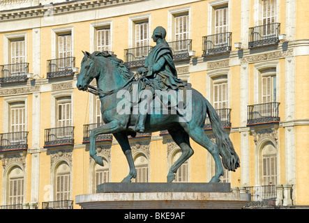 Madrid, Espagne. La Puerta del Sol. Statue équestre du roi Carlos / Charles III Banque D'Images