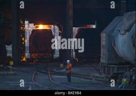 De l'acier en fusion est versé dans un train à l'usine sidérurgique à Corus Redcar UK Banque D'Images