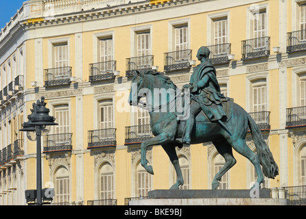 Madrid, Espagne. La Puerta del Sol. Statue équestre de Charles III Banque D'Images