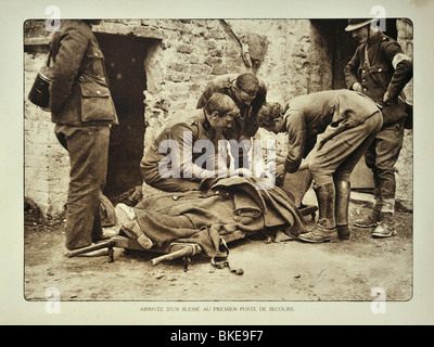 L'arrivée de blessés WWI Soldier sur civière au poste de secours dans la tranchée en Flandre occidentale, pendant la Première Guerre mondiale, la Belgique Banque D'Images