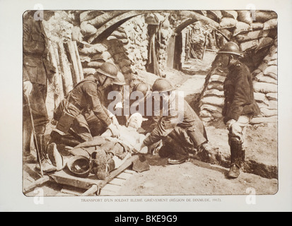 La PREMIÈRE GUERRE MONDIALE soldat belge blessé sur brancard au poste de secours dans la tranchée en Flandre occidentale, pendant la Première Guerre mondiale, la Belgique Banque D'Images