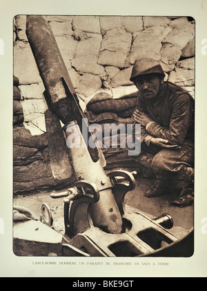 La PREMIÈRE GUERRE MONDIALE soldat belge / gunner et bombe de mortier de tranchée chargé avec en Flandre occidentale, pendant la Première Guerre mondiale l'un, Belgique Banque D'Images