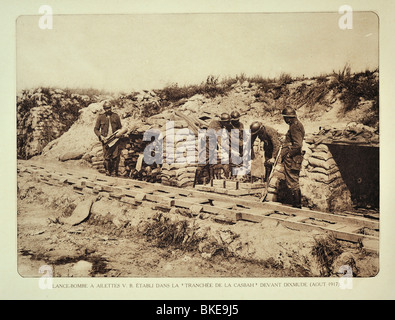 La PREMIÈRE GUERRE MONDIALE soldats belges de mortier de tranchée de chargement avec bombe à Diksmuide Flandre occidentale, pendant la Première Guerre mondiale, la Belgique Banque D'Images