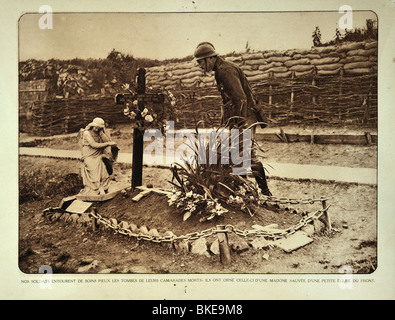 La PREMIÈRE GUERRE MONDIALE soldat belge se rendant sur une fosse temporaire dans la tranchée en Flandre occidentale, pendant la Première Guerre mondiale, la Belgique Banque D'Images