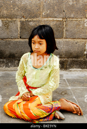 Jeune fille priant pendant galungan balinais , Sabakabian Bebetin ,temple Pura, près de Lovina, nord de bali , Indonésie Banque D'Images