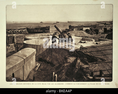 Soldats avec Cannon à l'enrichissement et les bunkers allemands sur la plage à Ostende, Flandre occidentale pendant la Première Guerre mondiale, la Belgique Banque D'Images