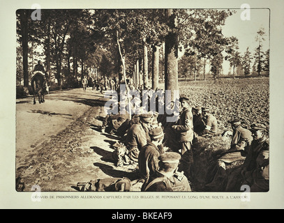 WW1 convoi de prisonniers allemands reposant le long de la route en Flandre occidentale, pendant la Première Guerre mondiale, la Belgique Banque D'Images