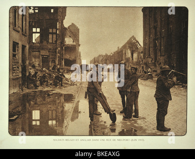 Des soldats français et belges dans la ville en ruines de Nieuport, Flandre occidentale après le bombardement pendant la Première Guerre mondiale, la Belgique Banque D'Images