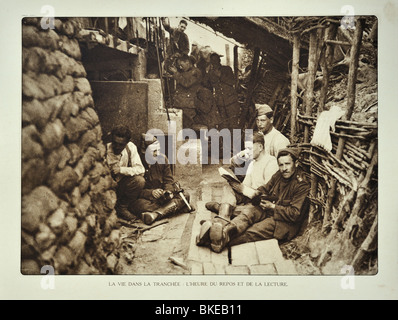 WW1 soldats le repos et la lecture de livres à l'abri dans une tranchée en Flandre occidentale, pendant la Première Guerre mondiale, la Belgique Banque D'Images