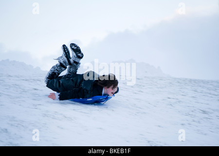 Un garçon jouer dans la neige. Hafnarfjordur, une plus grande région de Reykjavik, Islande Banque D'Images