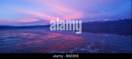 Lever du soleil reflet dans le bassin de Badwater et Panamint mountains, Death Valley National Park, Californie Banque D'Images