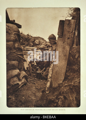 La PREMIÈRE GUERRE MONDIALE soldat belge mortier de tranchée de chargement avec bombe à Diksmuide en Flandre occidentale, pendant la Première Guerre mondiale, la Belgique Banque D'Images