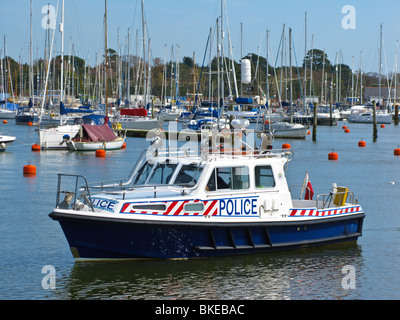 Bateau de patrouille de la police dans le port de Lymington, Angleterre Banque D'Images