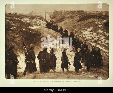 WW1 infanterie belge sur les sentiers de l'hiver dans les dunes de De Panne en Flandre occidentale pendant la Première Guerre mondiale, la Belgique Banque D'Images