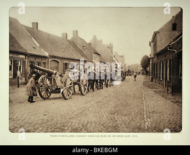 Les soldats de l'artillerie belge du transport de canons à cheval dans une village Beveren en Flandre pendant la Première Guerre mondiale, la Belgique Banque D'Images