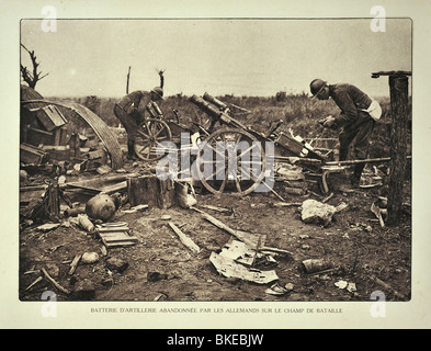 Inspectant les soldats de l'artillerie allemande / batterie de canons à battlefield en Flandre pendant la Première Guerre mondiale, la Belgique Banque D'Images