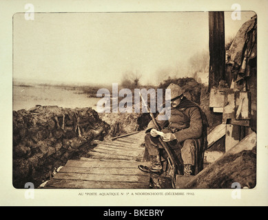 WW1 sentry avec baïonnette au fusil fixe sur Noordschote en Flandre occidentale en hiver pendant la Première Guerre mondiale, la Belgique Banque D'Images