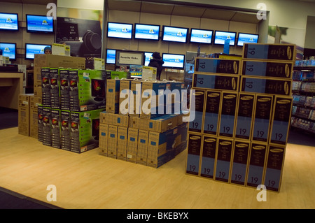 Les clients de naviguer sur le téléviseur à écran plat l'affichage à un magasin d'électronique Best Buy à New York Banque D'Images