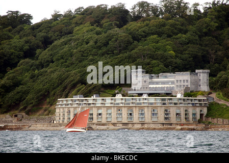 Classic yacht sails passé Fort Picklecombe, maintenant des appartements de luxe, Plymouth Classic Boat rallye 2009 Banque D'Images