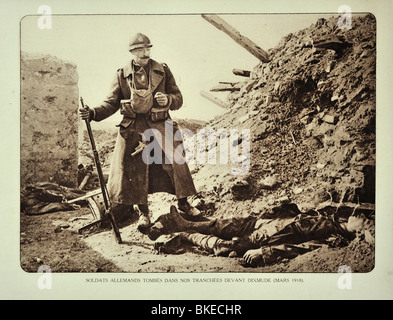 Soldat belge à la mort au soldat allemand tué en action dans la tranchée à Diksmuide en Flandre, Première Guerre mondiale, la Belgique Banque D'Images