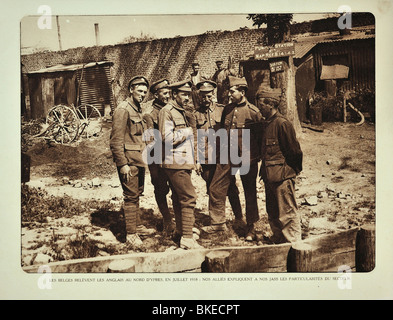 Français et BELGE DE LA PREMIÈRE GUERRE MONDIALE Au cours de la réunion des soldats à Ypres secours / Ypres en Flandre occidentale, pendant la Première Guerre mondiale, la Belgique Banque D'Images