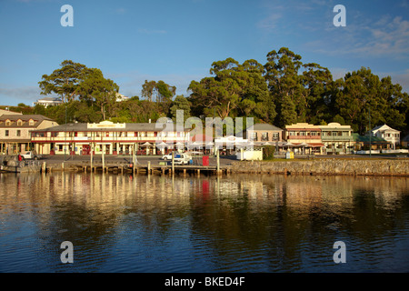 Début de la lumière sur l'Esplanade, Strahan, dans l'ouest de la Tasmanie, Australie Banque D'Images