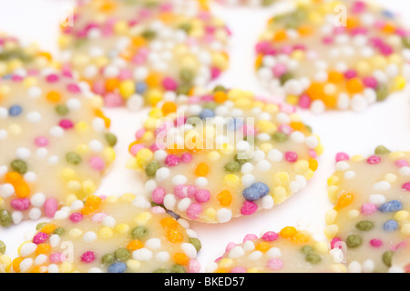 Boutons de chocolat blanc avec sprinkles Banque D'Images