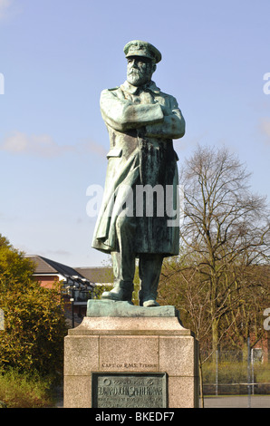 Statue de le capitaine Edward John Smith dans le parc Beacon, Lichfield, Staffordshire, England, UK Banque D'Images