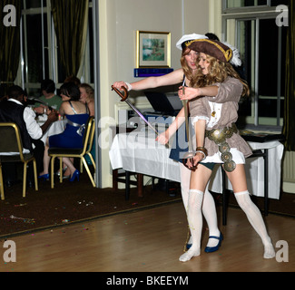 Dix-huitième anniversaire d'adolescents déguisés et dansant marin Pirate Banque D'Images