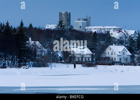 Personne à marcher le long du lac Tjornin. Le centre de Reykjavik en Islande Banque D'Images