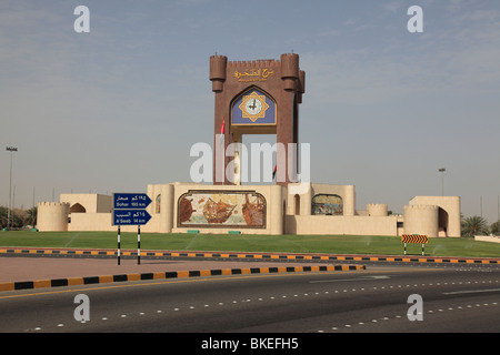 Tour de l'horloge au rond-point, sur l'autoroute, sur région de Sharqiya, Sultanat d'Oman. Photo par Willy Matheisl Banque D'Images