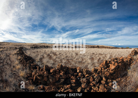 Un volcan Hawaii voir trois avec le Mauna Kea, le Mauna Loa et Hualalai et animal enclosure en premier plan. Banque D'Images
