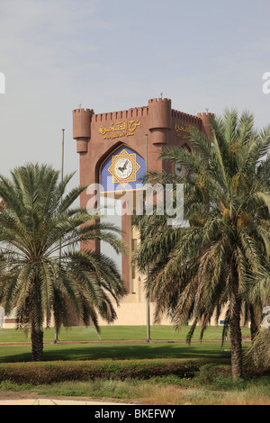 Tour de l'horloge rond-point sur l'autoroute, sur région de Sharqiya, Sultanat d'Oman. Photo par Willy Matheisl Banque D'Images