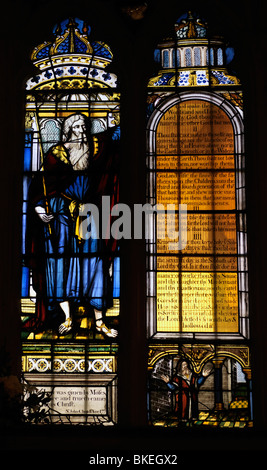 Église Saint-laurent Morden Surrey England Vitrail de Moïse par la moitié des dix commandements Banque D'Images