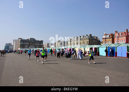 Marathon de Brighton, Kingsway, Hove, East Sussex, Angleterre, Royaume-Uni Banque D'Images