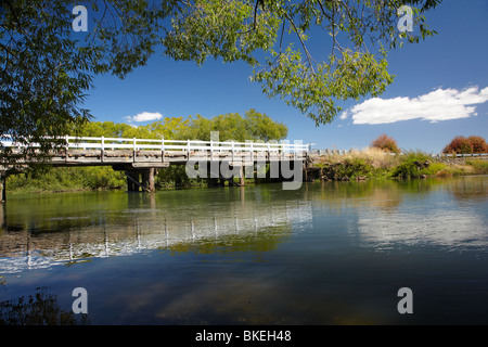 Vieux pont de bois sur la rivière Macquarie, par Woolmers Estate, près de Longford, Tasmanie, Australie Banque D'Images