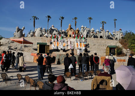 Interprètes et le public à Kunming's Royaume de parc à thème les nains (Chine) Banque D'Images