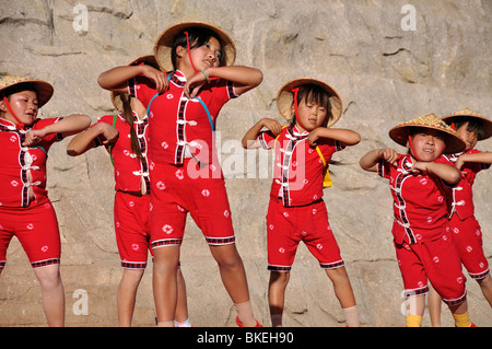 Danseuses à Kunming's Royaume de parc à thème les nains (Chine) Banque D'Images