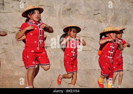 Les artistes interprètes ou exécutants à Kunming's Royaume de parc à thème les nains (Chine) Banque D'Images