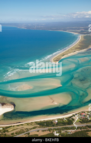 Dans l'écoulement de l'estuaire, Sawyer Bay, près de Stanley, au nord-ouest de la Tasmanie, Australie - vue aérienne Banque D'Images
