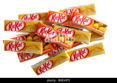 Chaque pile de boîtes de deux doigts à l'orange et au caramel biscuits KitKat Nestlé Banque D'Images